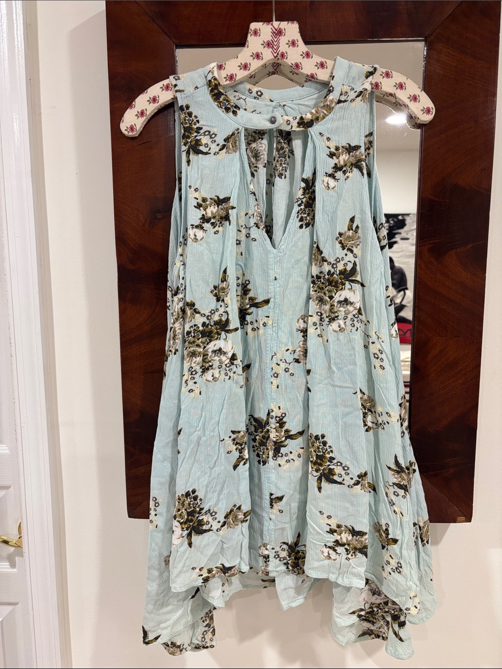 Free people tree swing keyhole front tunic 
Sample size  small